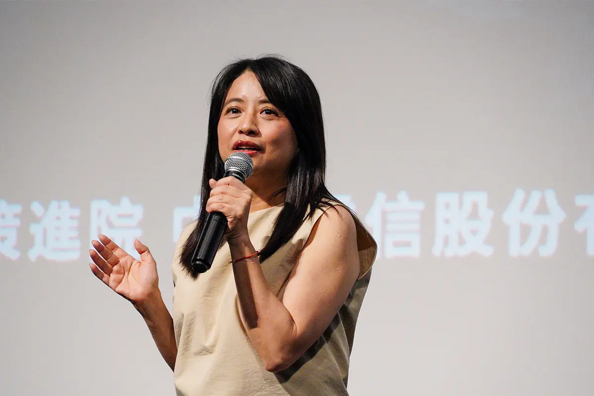 大自然の中で、座禅を組み笑いの高橋信次先生の生写真　大サイズ 大自然の中で、座禅を組み笑いの高橋信次先生の生