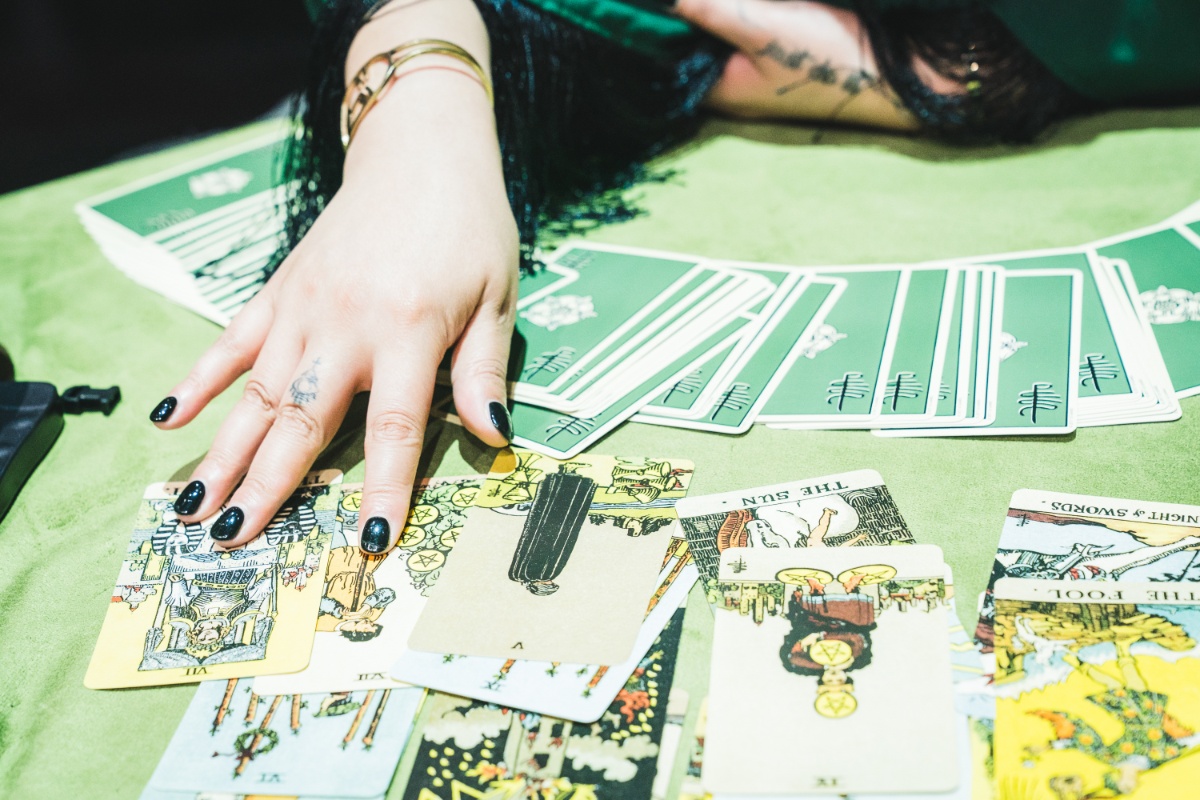 占い師たちの運命バトル