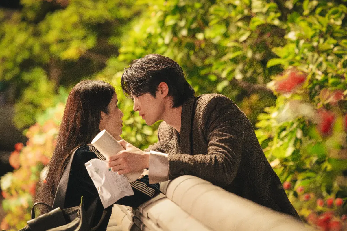 IU×ピョン・ウソク豪華共演！『21世紀の大君夫人』予告公開！ - 海外