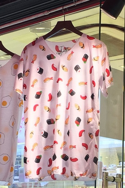 LAの街角で販売される寿司柄のTシャツ