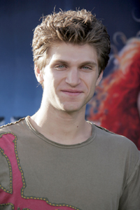 プリティ リトル ライアーズ のキーガン アレンが テイラー スウィフトをネットでナンパ 海外ドラマnavi