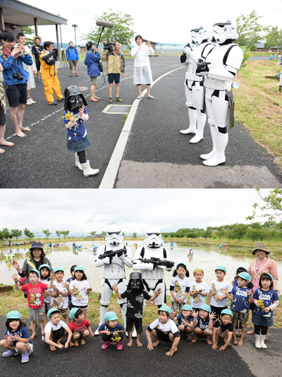 ストームトルーパーの登場に園児熱狂！　世界初『スター・ウォーズ／フォースの覚醒』田んぼアート製作開始