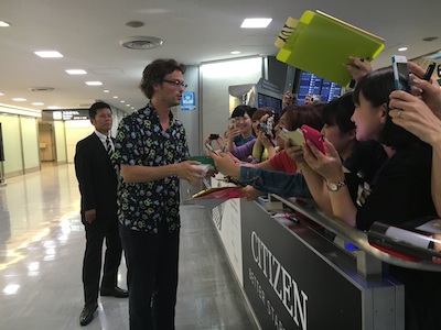 『クリミナル・マインド』マシュー・グレイ・ギュブラー、成田空港でファンに大歓迎される！