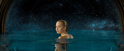 『パッセンジャー』ジェニファー・ローレンスの斬新でセクシーな水着姿が到着！