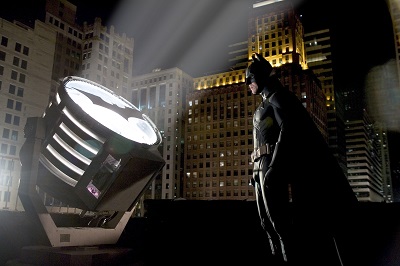 亡くなった元祖バットマン俳優を追悼し、バットシグナルを米ロサンゼルス市が投影