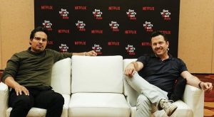 『ナルコス:メキシコ編』マイケル・ペーニャ&エリック・ニューマン(プロデューサー)直撃インタビュー