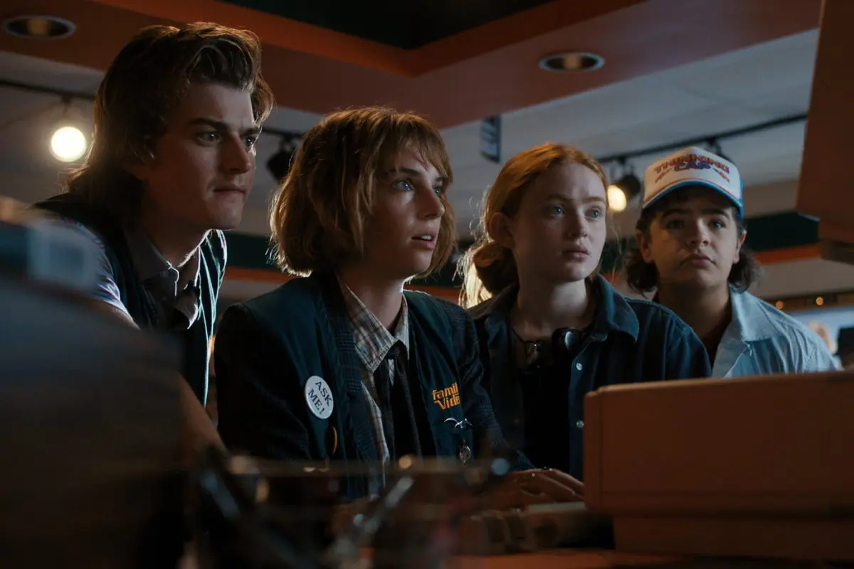 マヤ・ホーク直筆サイン入り2Lサイズ写真…ストレンジャー・シングス