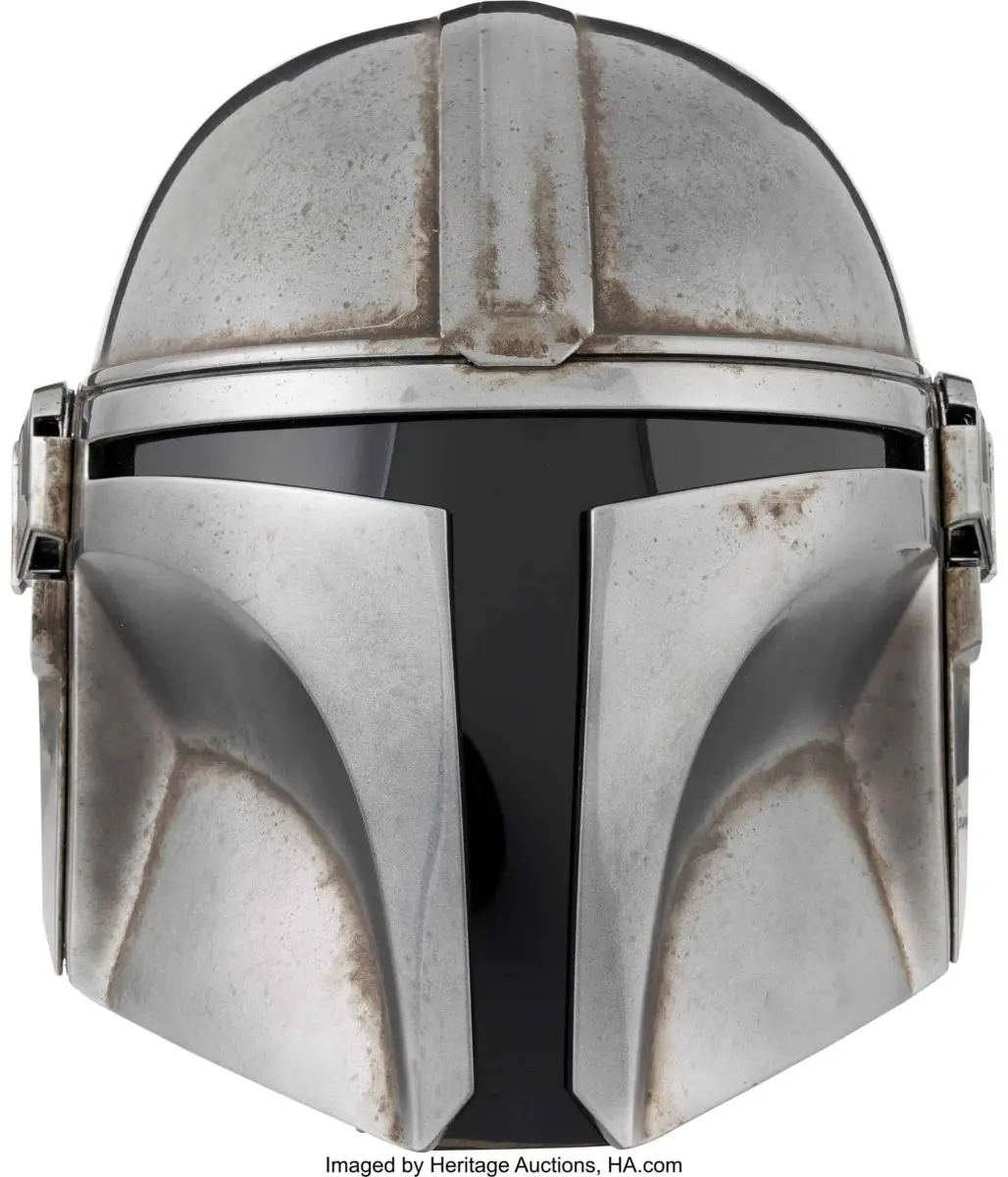 マンダロリアン』ペドロ・パスカル着用のヘルメットなど貴重なアイテム