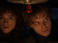 『ストレンジャー・シングス 未知の世界』チャーリー・ヒートンとナタリア・ダイアー