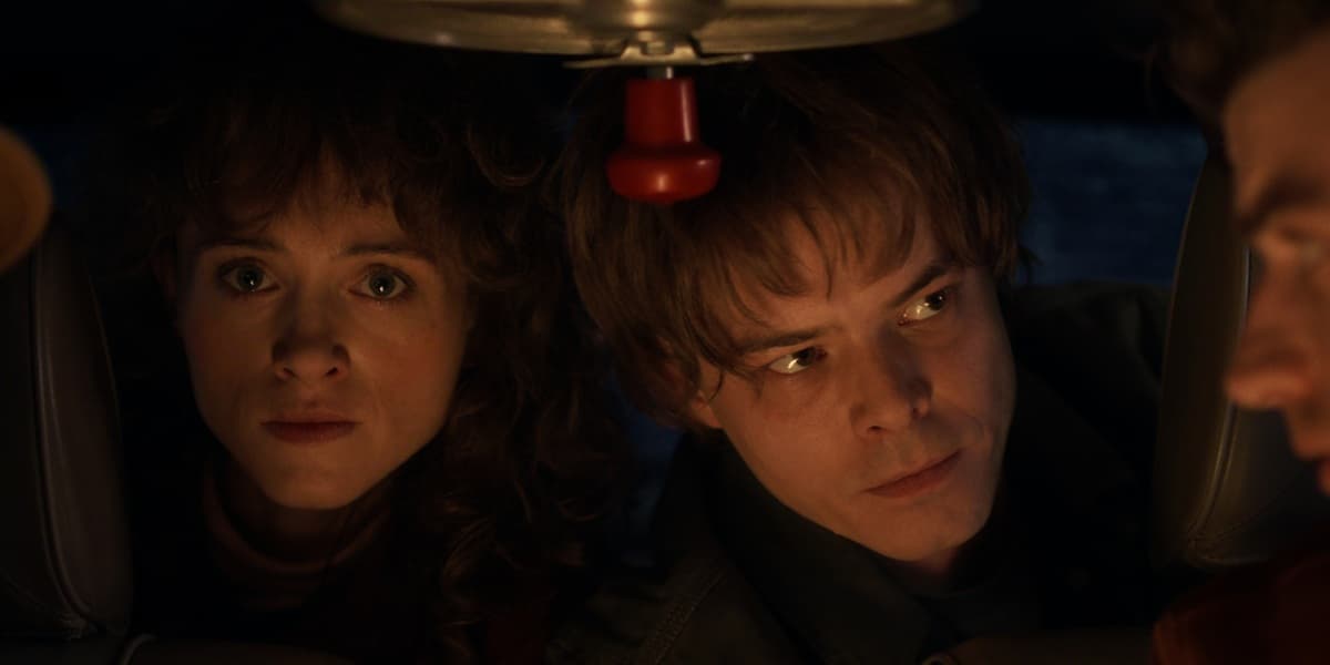 『ストレンジャー・シングス 未知の世界』チャーリー・ヒートンとナタリア・ダイアー