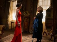 『ダウントン・アビー／グランドフィナーレ』‌左メアリー、右アンナ