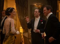 『ダウントン・アビー／グランドフィナーレ』‌長女メアリー（左）ノエル・カワード（中央）俳優のガイ・デクスター（右）